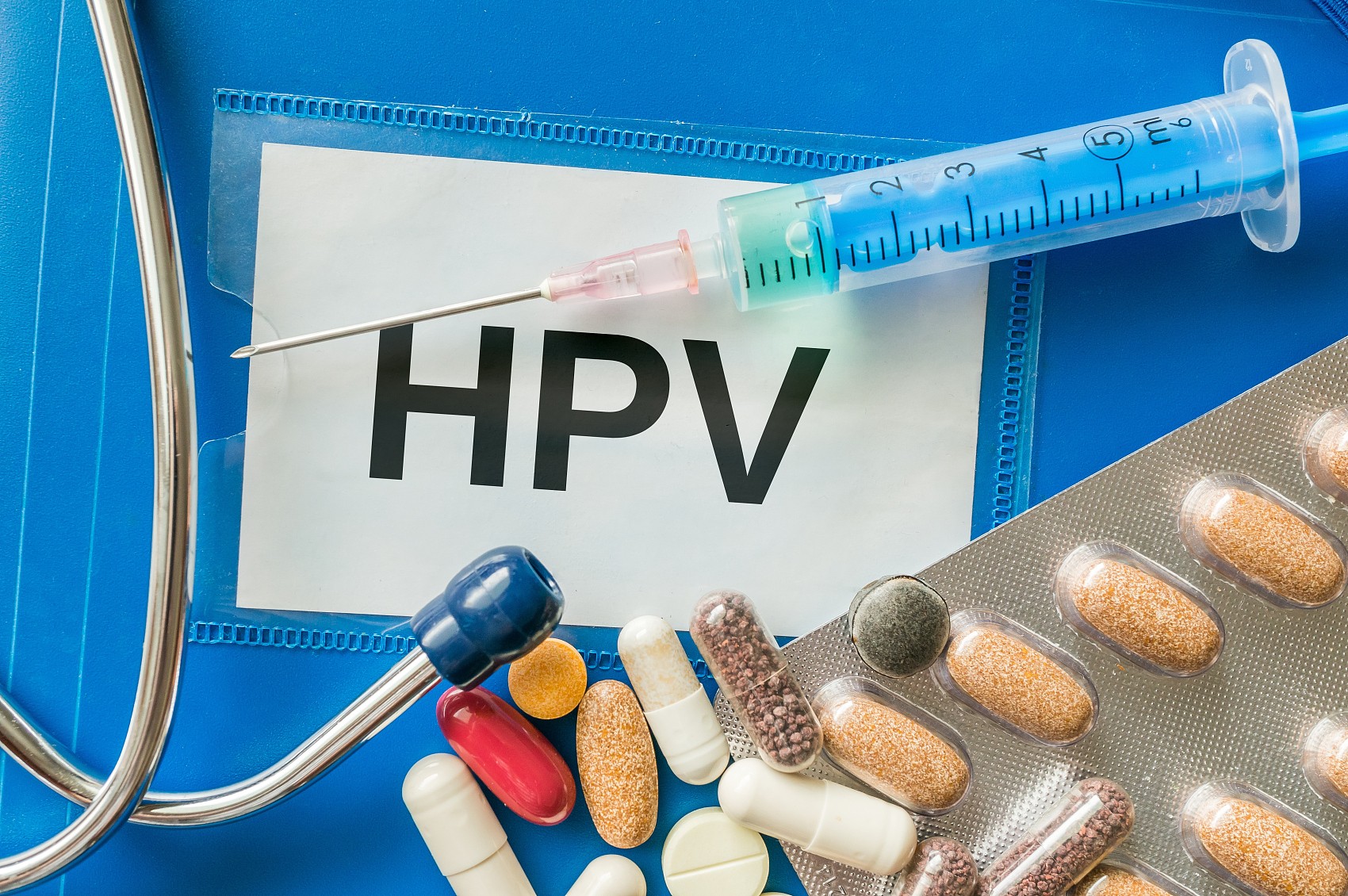 HPV病毒疾病概念。周?chē)泻芏嗨幫?、注射器和?tīng)診器。.jpg